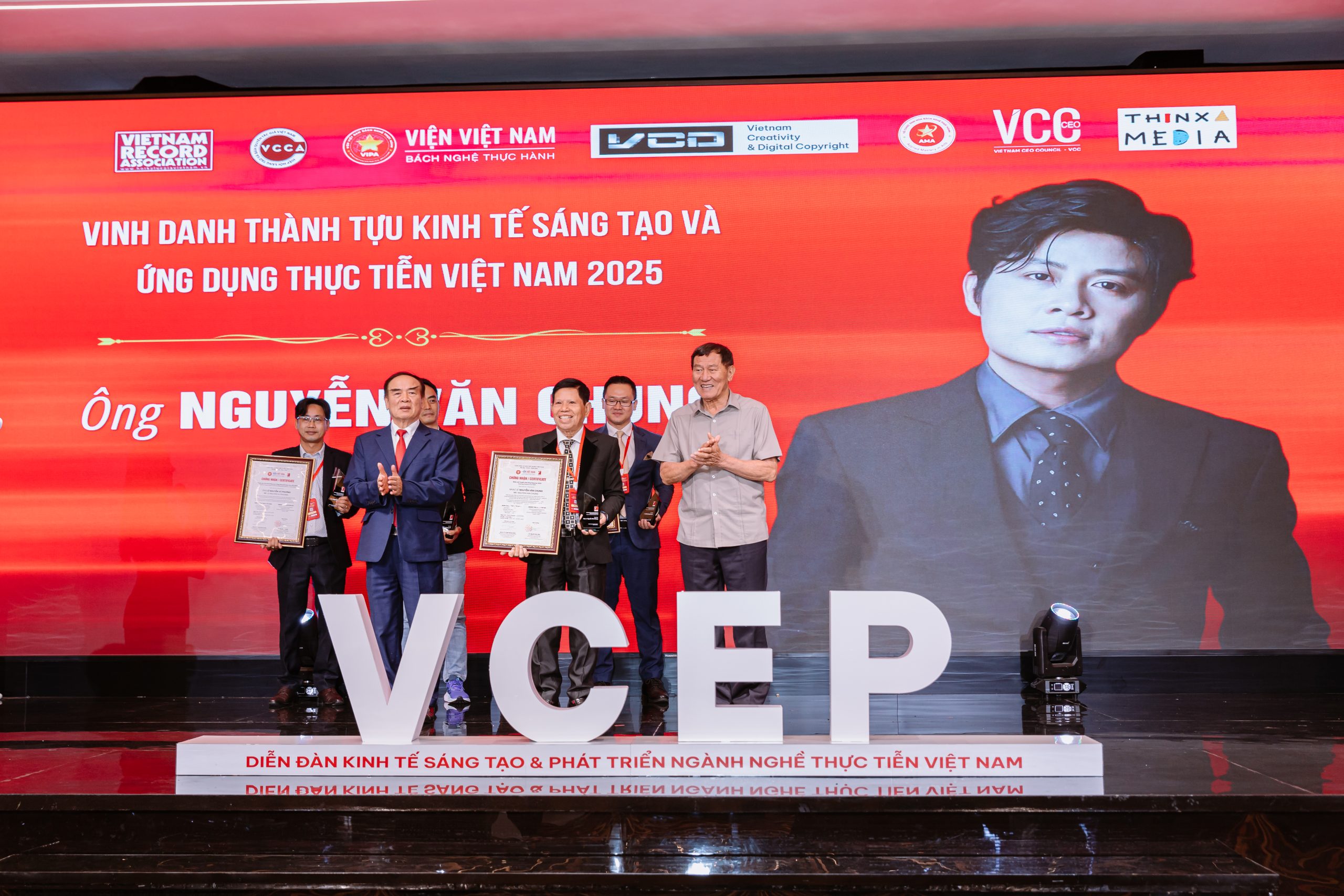 Đại sứ, TS. Ngô Quang Xuân và Nhà du hành vũ trụ Phạm Tuân trao giải cho Nhạc sĩ - Nguyễn Văn Chung.