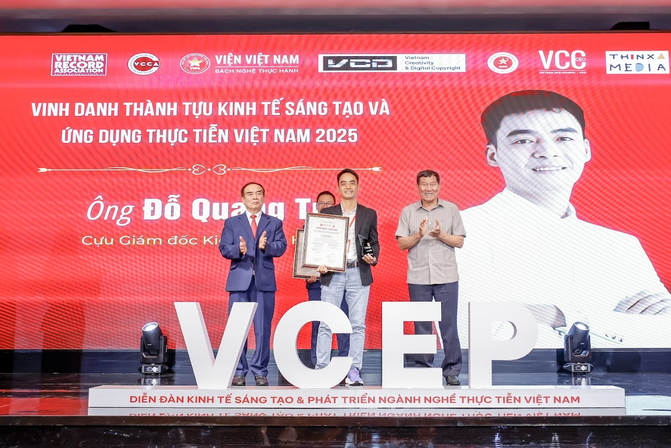 Đại sứ, TS. Ngô Quang Xuân và Nhà du hành vũ trụ, Trung tướng Phạm Tuân trao giải cho Ông Đỗ Quang Tú - Cựu giám đốc Kids Plaza HCM.