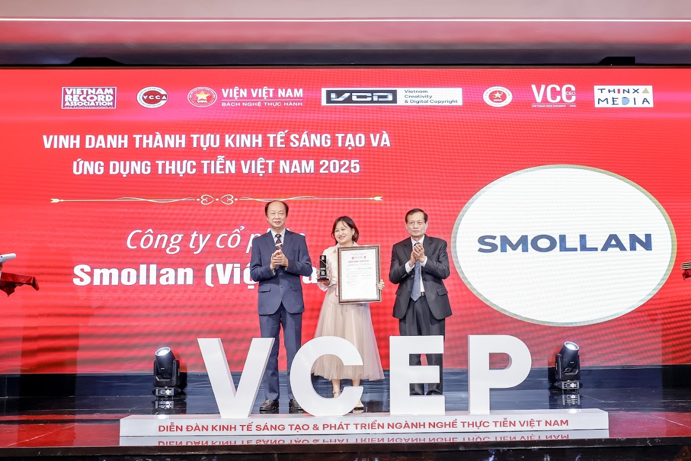 TS. Trần Chiến Thắng – Nguyên Thứ trưởng Bộ Văn hóa Thể thao & Du lịch và Giáo sư, TS danh dự Nguyễn Đình Thắng – Phó Chủ tịch Hội Truyền thông số Việt Nam trao giải cho Công ty Cổ phần SMOLLAN