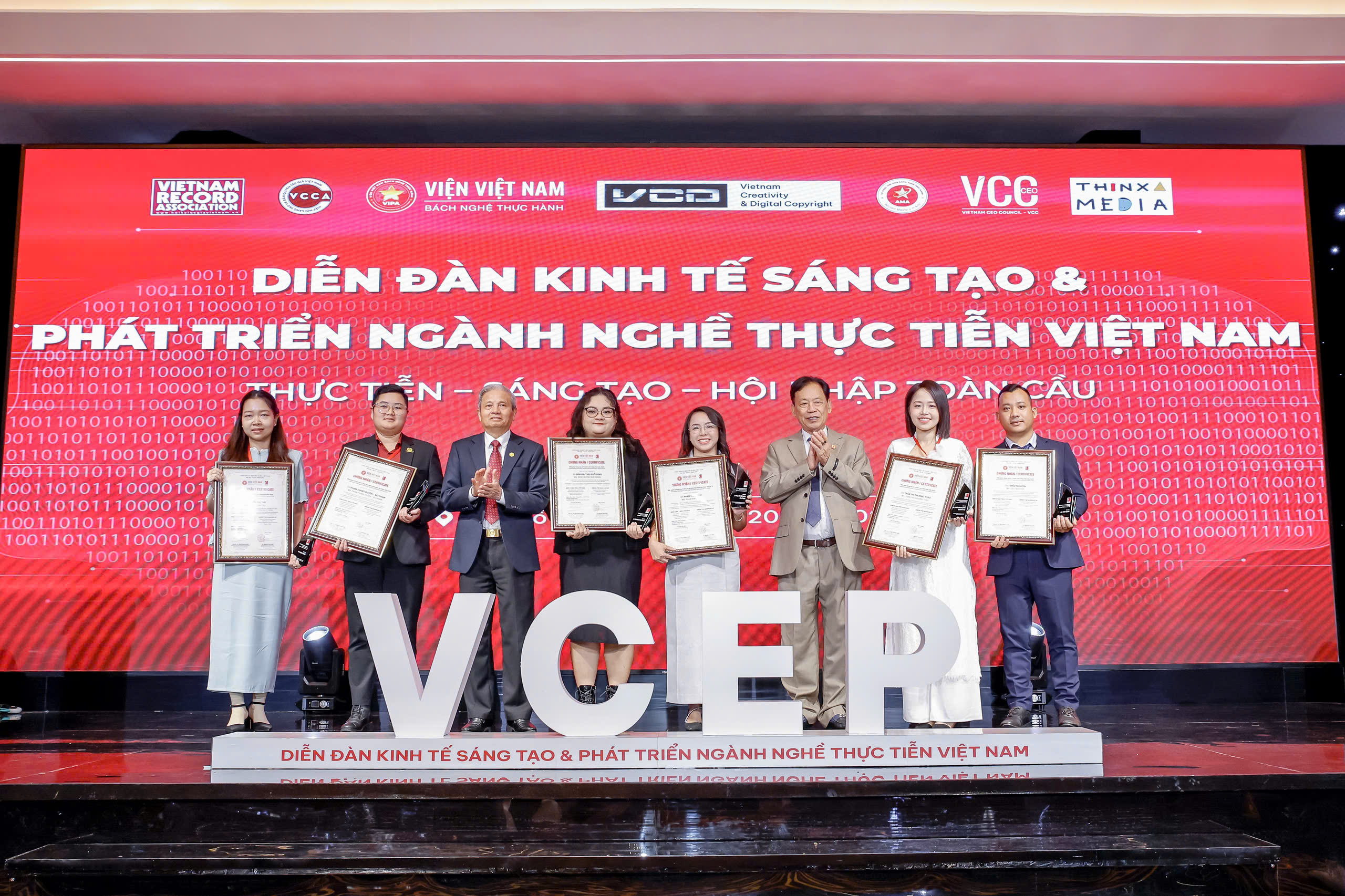 TS. Lê Doãn Hợp – Nguyên Bộ trưởng Bộ Thông tin và Truyền thông, và TS. Thang Văn Phúc – Nguyên Thứ trưởng Bộ Nội vụ trao giải cho doanh nghiệp.