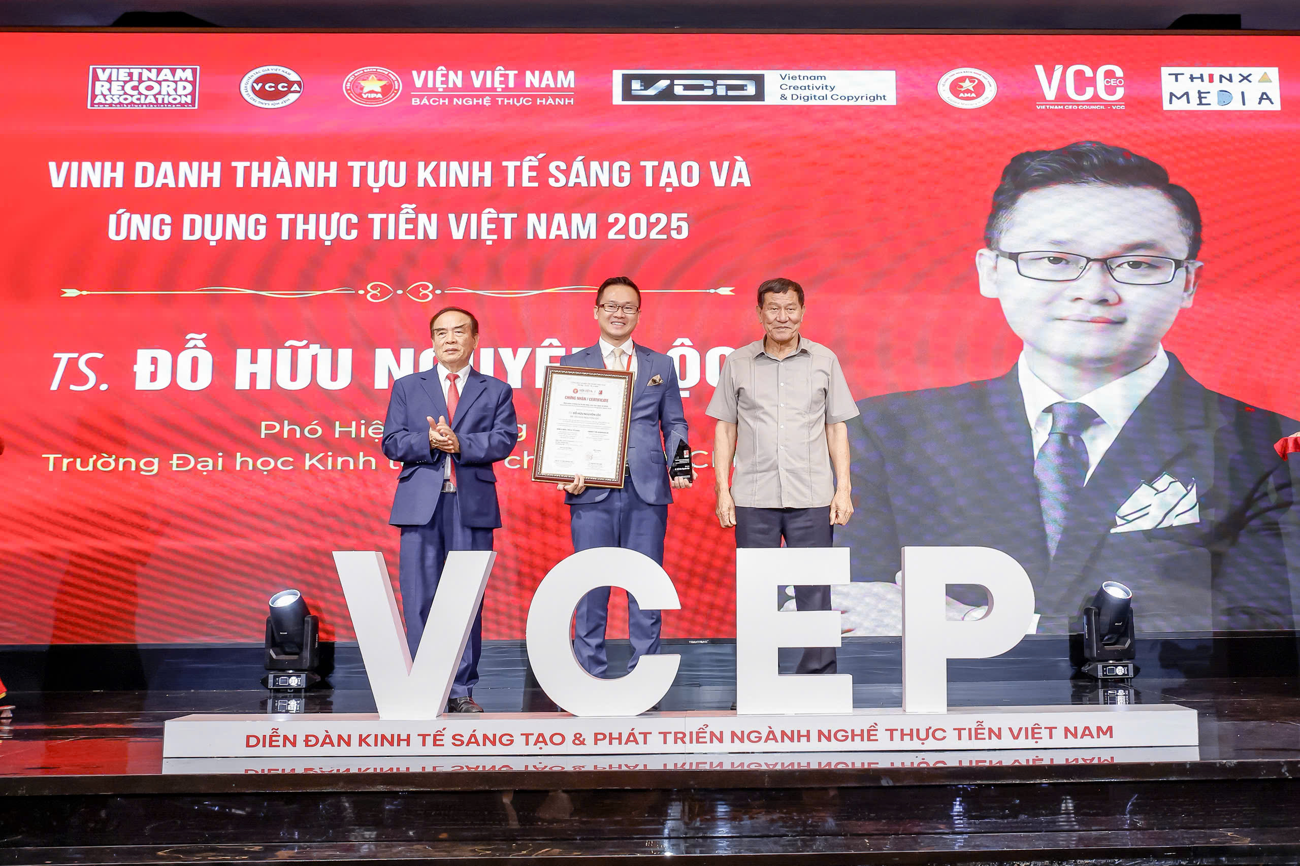 Đại sứ, TS. Ngô Quang Xuân và Nhà du hành vũ trụ Phạm Tuân trao giải cho TS. Đỗ Hữu Nguyên Lộc - Phó hiệu trưởng Trường ĐH Kinh tế - Tài chính