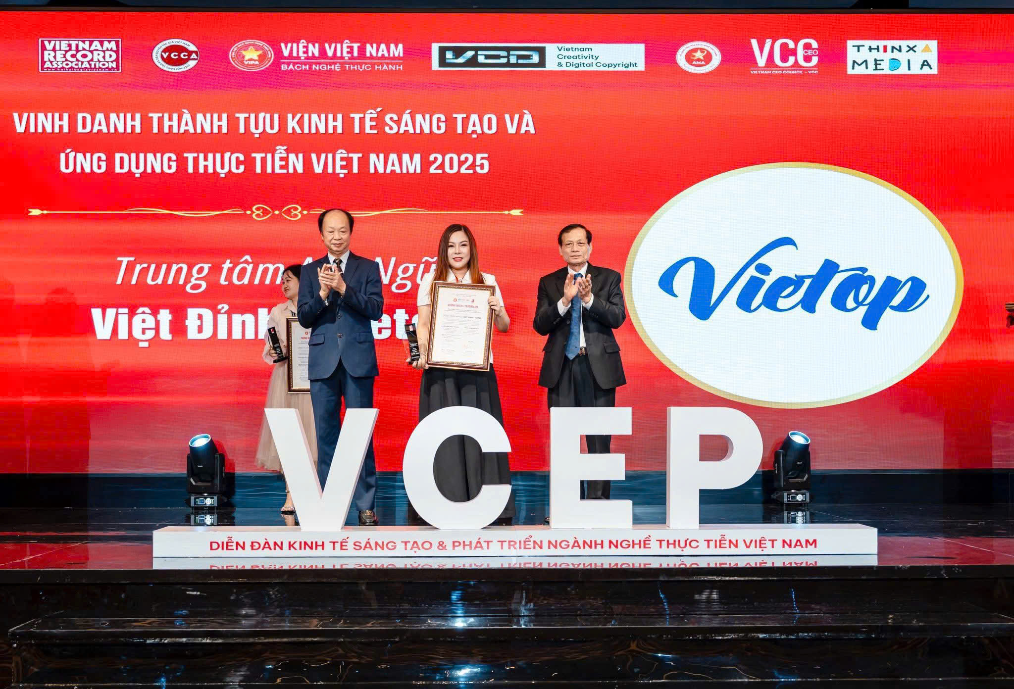 TS. Trần Chiến Thắng – Nguyên Thứ trưởng Bộ Văn hóa Thể thao & Du lịch và Giáo sư, TS danh dự Nguyễn Đình Thắng – Phó Chủ tịch Hội Truyền thông số Việt Nam trao giải cho Trung Tâm Anh Ngữ Viettop