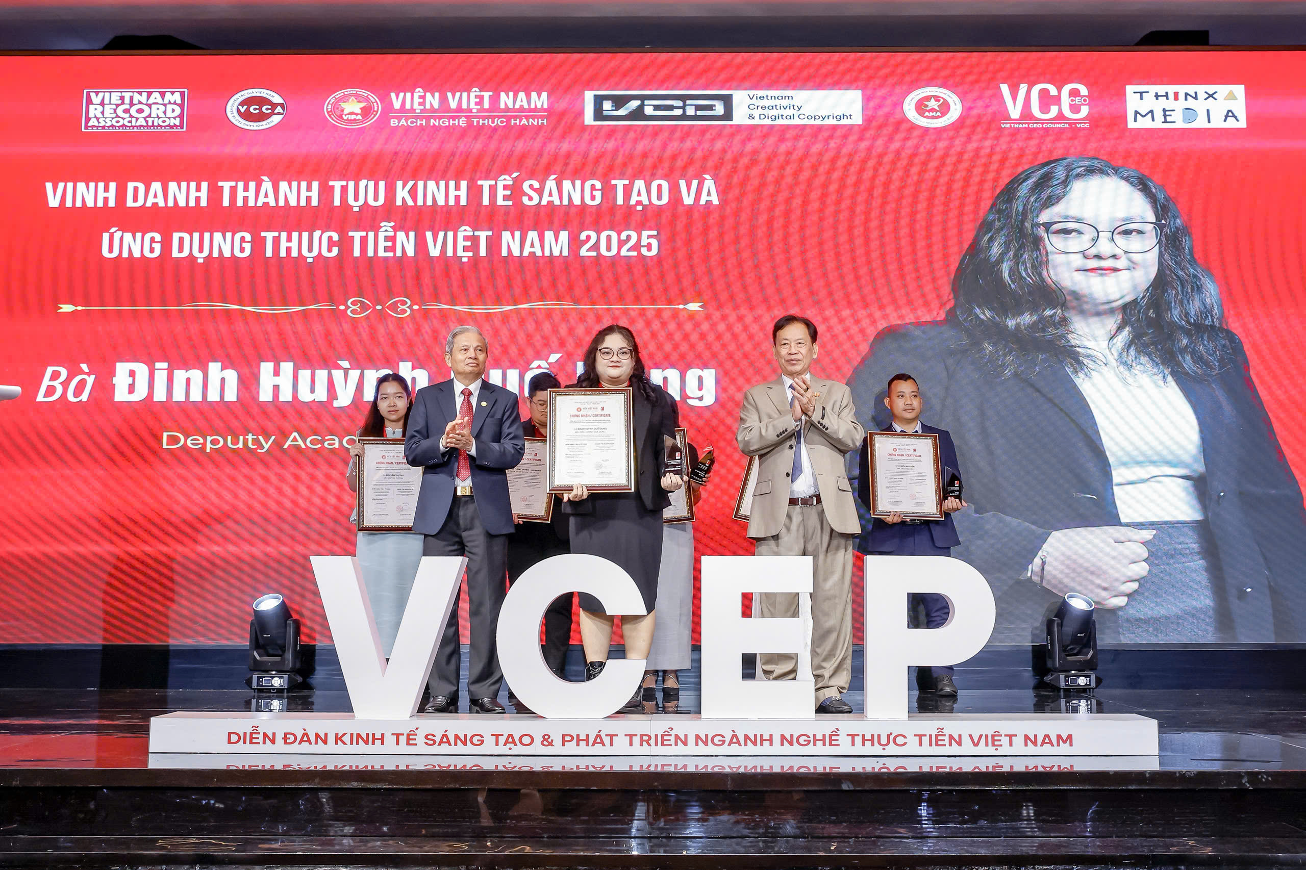 TS. Lê Doãn Hợp – Nguyên Bộ trưởng Bộ Thông tin và Truyền thông và TS. Thang Văn Phúc – Nguyên Thứ trưởng Bộ Nội vụ trao giải cho Bà Đinh Huỳnh Quế Dung - Nhà giáo sáng tạo và truyền cảm hứng.