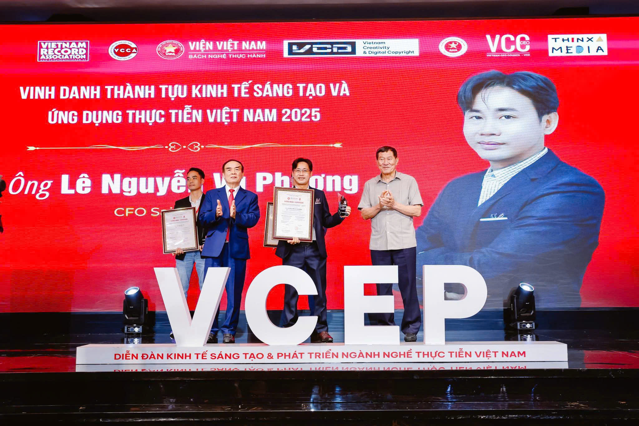 Đại sứ, TS. Ngô Quang Xuân và Nhà du hành vũ trụ, Trung tướng Phạm Tuân trao giải cho Ông Lê Nguyễn Vũ Phương - Giám Đốc tài chính của Sài Gòn Food